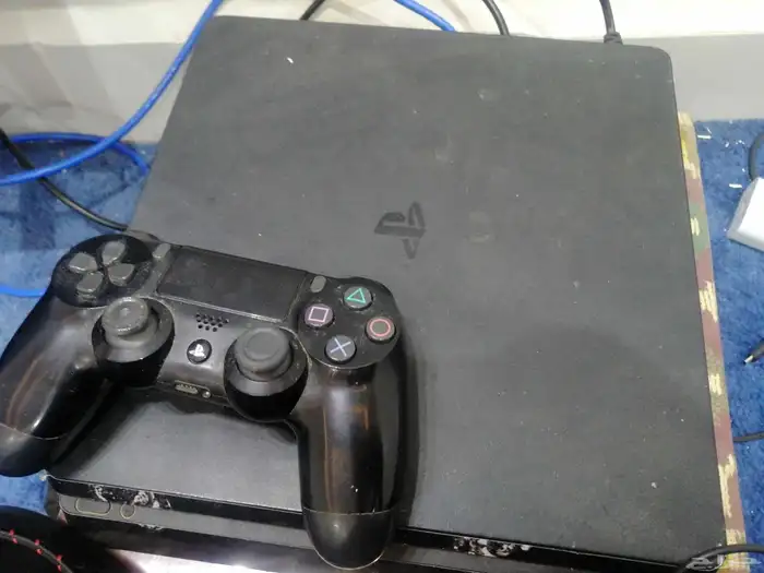 اقدم لكم سوني 4 4 السوني 500 قيقا مع يد وسماعه وماوس كيبورد 1