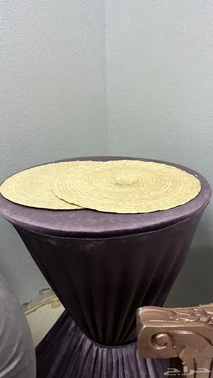 طقم كنب للبيع ثلاث كنبات طوال و اربع كراسي و طاولتين زاويه 6
