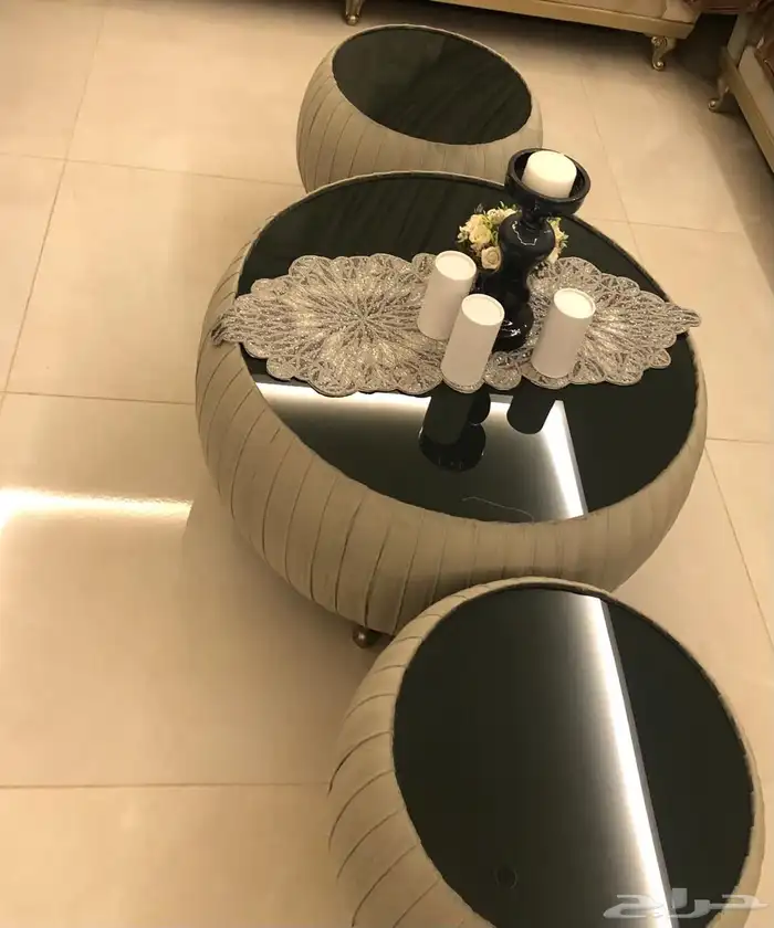 طاولات كنب كبيره وثنتين خدمه وثلات ستاير فخمه 0