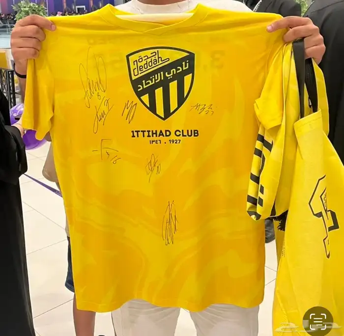 تشيرت للبيع موقع من لاعبين الاتحاد فابينهو وكانتي وعوار 0