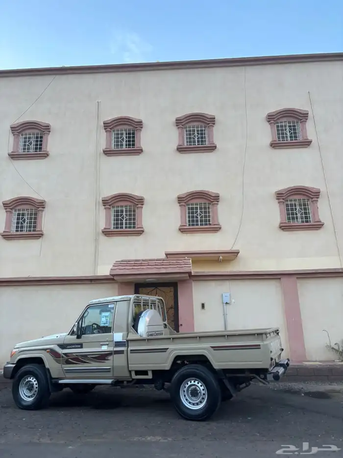 عمارة للبيع ثلاثة ادوار على شارعين بسراة عبيدة 1