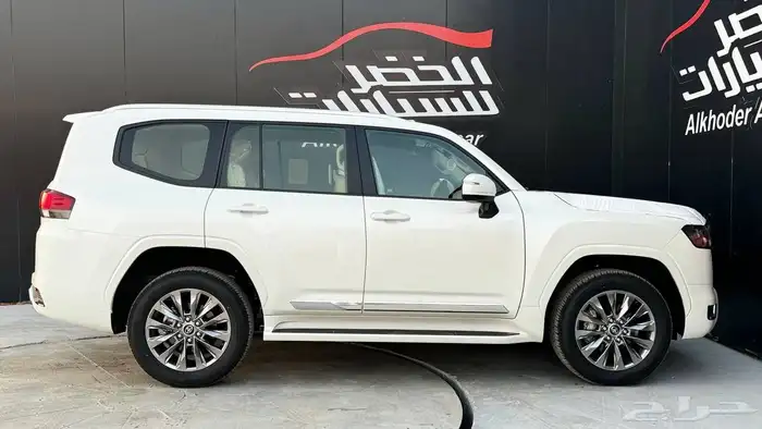 لاندكروزر رقم 4 بنزين 2025 6
