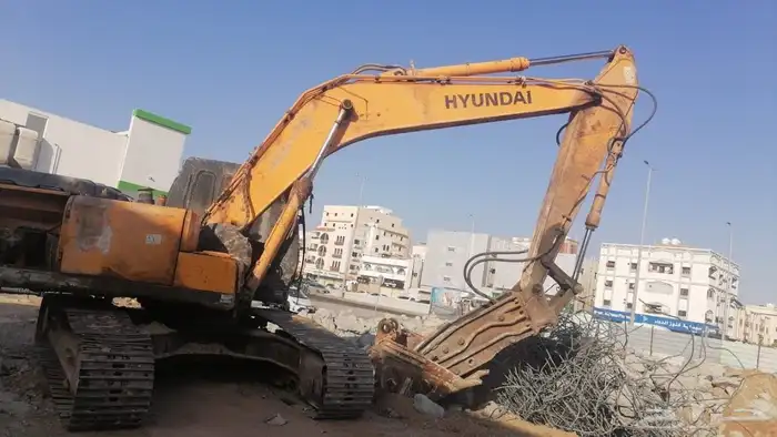 يوجد لدينا هدم عماير ومقاولات حفريه بالكامل مهما كان حجمها و 8