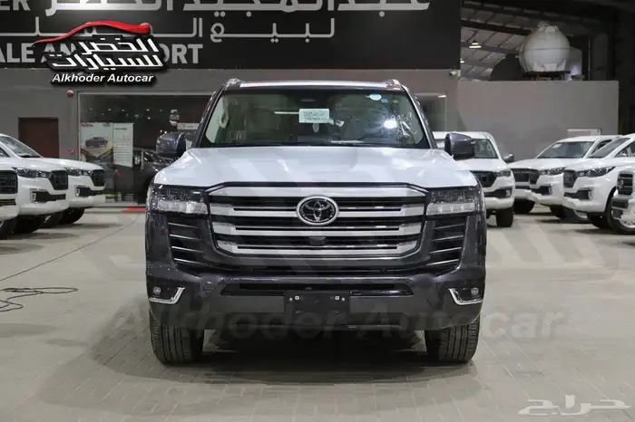 لاندكروزر رقم 4 بنزين 2025 1