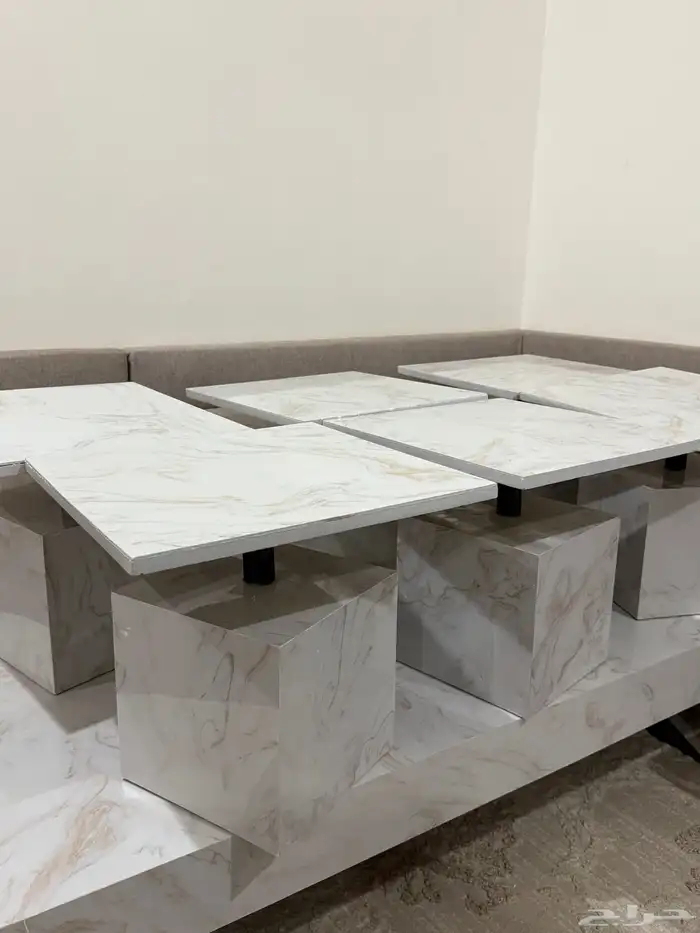 طاولات ارضيه للبيع. كبيره وست خدمه خاليه من العيوب 0