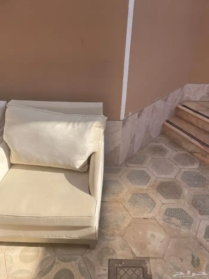 طقم كنب نطيف ممكن يكون معه طاولات 2