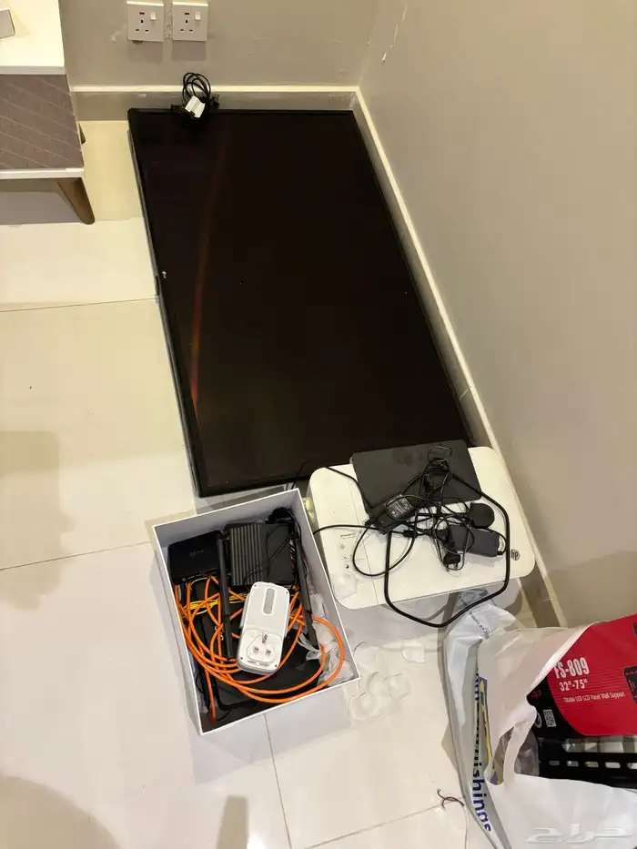 شاشة وملحقاتها وطاولة تلفاز مع موديم انترنت 0