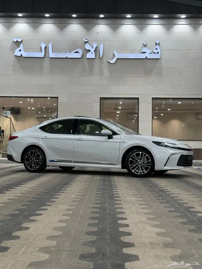 تايوتا كامري 2025 LE-HVE ( هايبرد ) اللون ابيض لؤلؤي اصفار 1