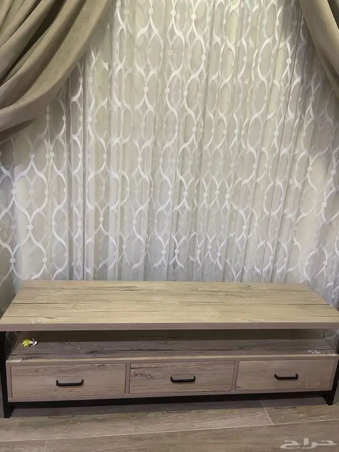 طاولة تلفزيون اشترتيها من الهدايا سنتر ب 500 ابغى فيها 400 0