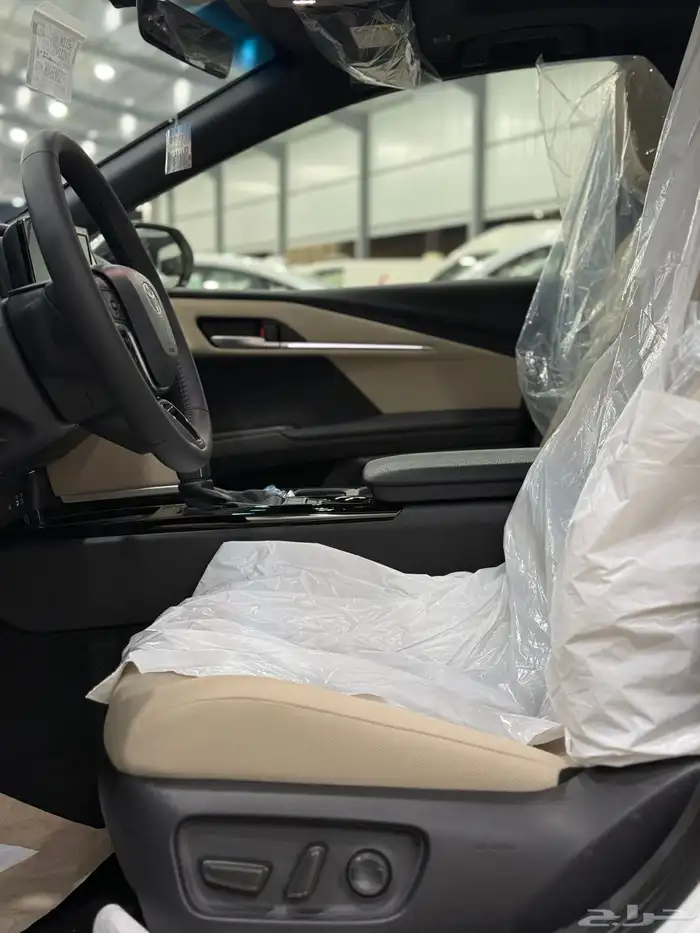تايوتا كامري 2025 LE-HVE ( هايبرد ) اللون ابيض لؤلؤي اصفار 25