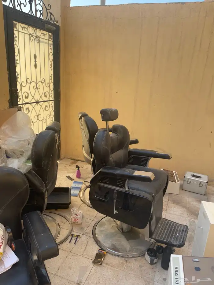 يوجد 3 كرسي حلاقه شبهة الجديد 3 جهز تعقيم 2بخار وجه 1بخار 0