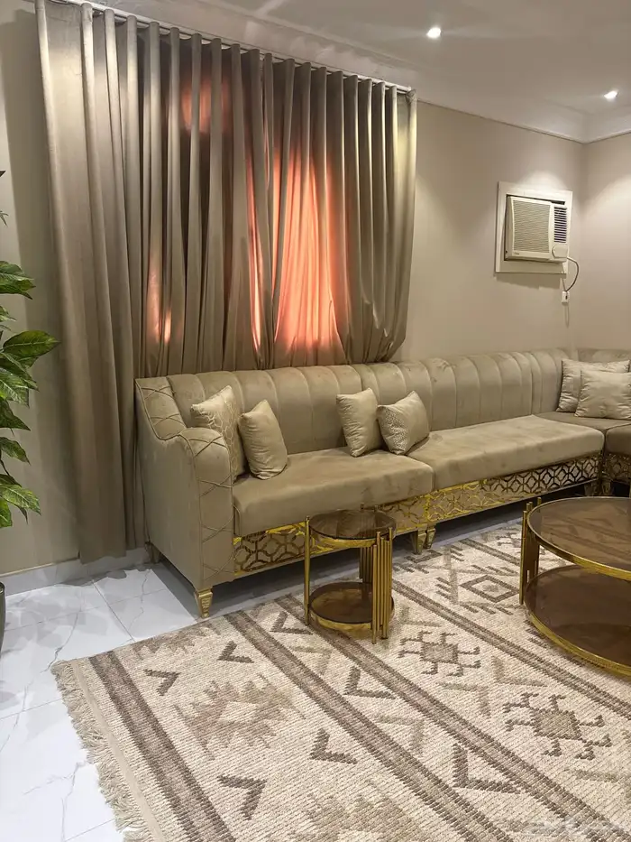 كنب جدا  نظيف مع الطاولات والستاير 0