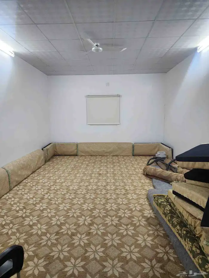 حوش كبير بداخله منزل مفروش ومنزل للعمال ومستودعات للايجار 29