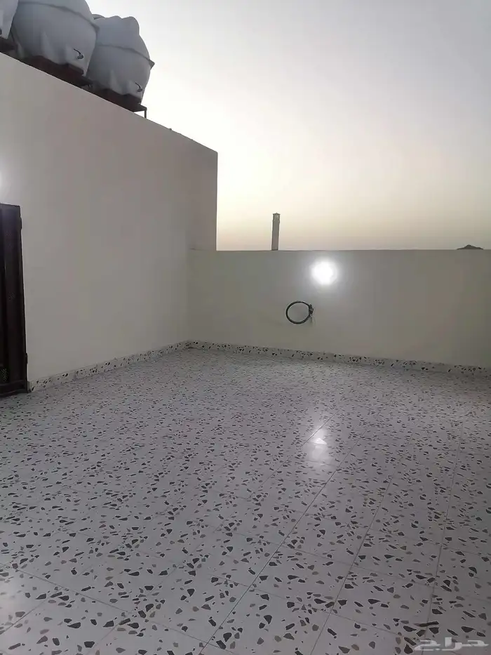 للبيع شق تمليك روف مع سطح خاص بحي الملك فهد داخل الحد 28