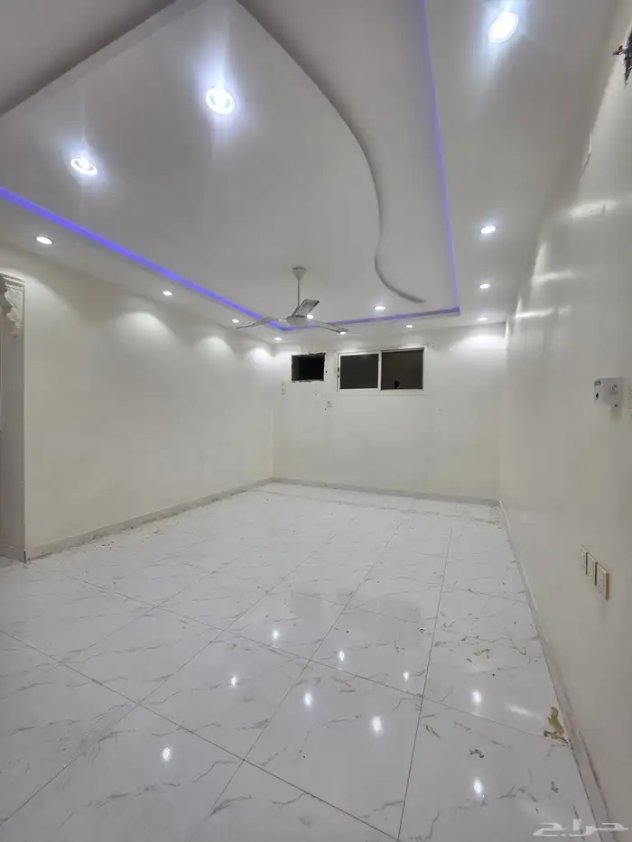 محلق للايجار مروج سجن 3 وصاله وسطح خاص 1500 1