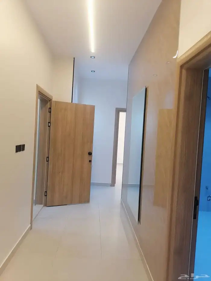 للبيع شق تمليك روف مع سطح خاص بحي الملك فهد داخل الحد 9