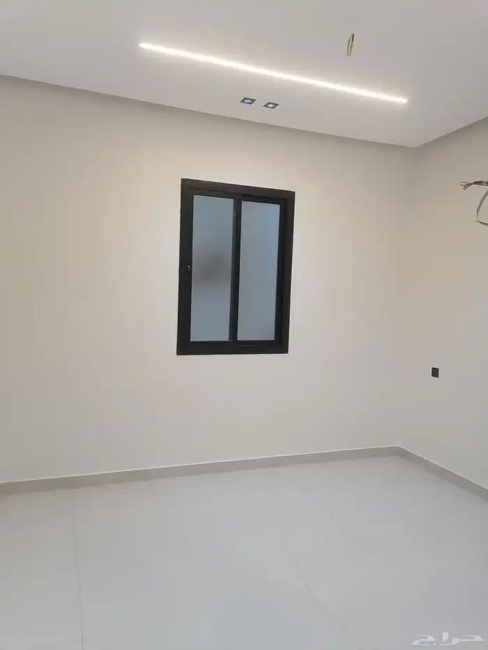 للبيع شق تمليك روف مع سطح خاص بحي الملك فهد داخل الحد 21