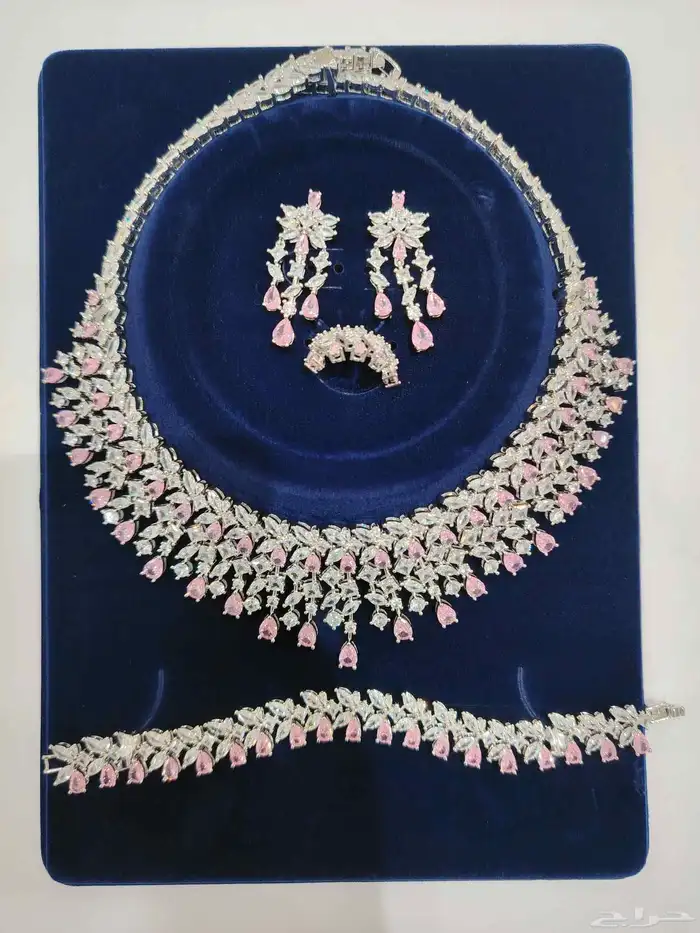 طقم زركون فاخر بتصميم أنيق 0