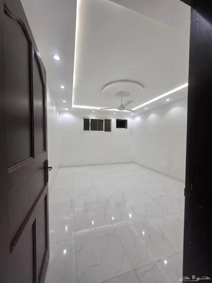 محلق للايجار مروج سجن 3 وصاله وسطح خاص 1500 0