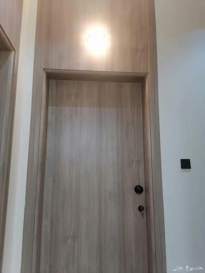 للبيع شق تمليك روف مع سطح خاص بحي الملك فهد داخل الحد 8
