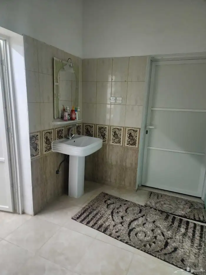 حوش كبير بداخله منزل مفروش ومنزل للعمال ومستودعات للايجار 23