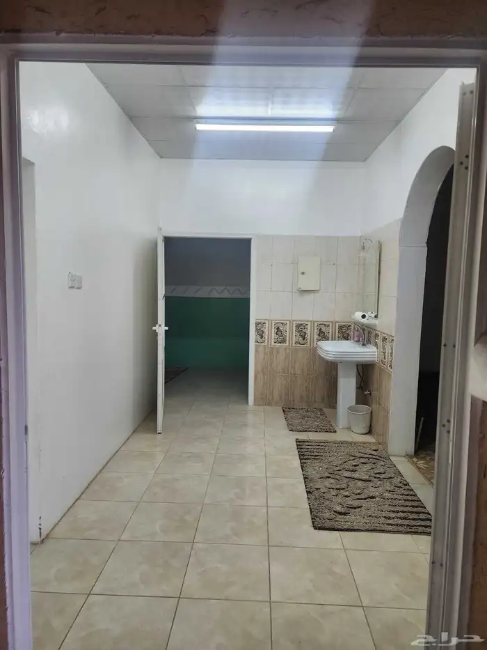 حوش كبير بداخله منزل مفروش ومنزل للعمال ومستودعات للايجار 27