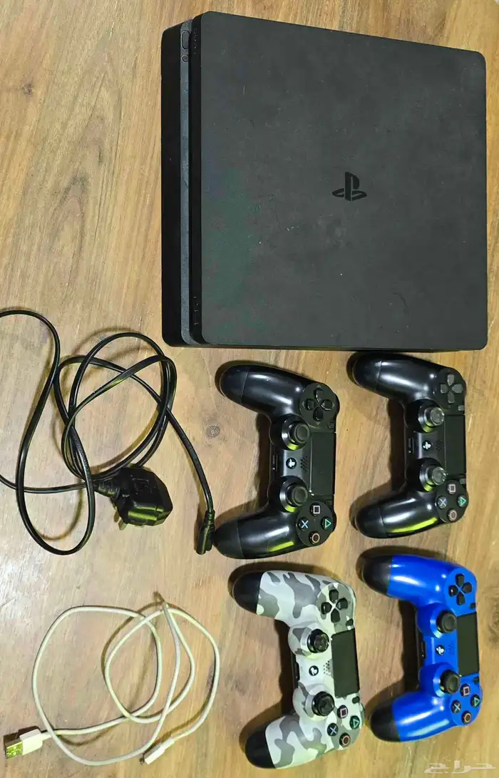 بلاي ستيشن 4 (PS4)  4 يد ات أصلية  جميع الكيابل حالة ممتازة 0