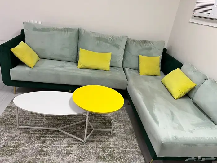 الكنب مع طاولة التلفزيون 4