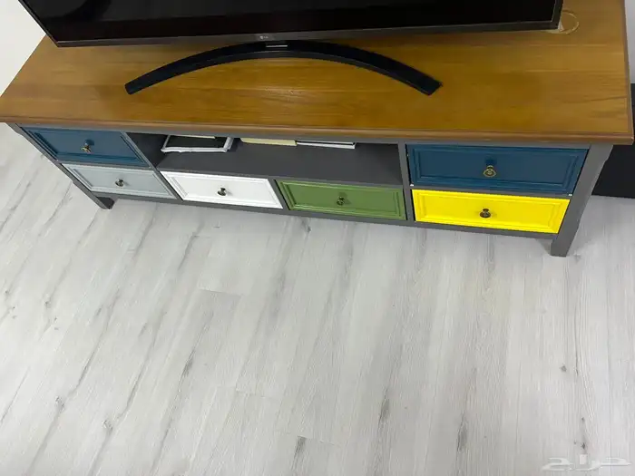 الكنب مع طاولة التلفزيون 0