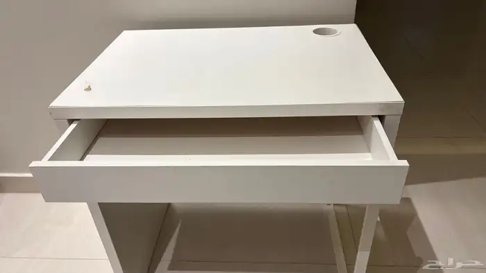 مكتب ايكيا لون ابيض 1