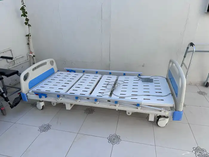 سرير طبي وكراسي مجانا 0