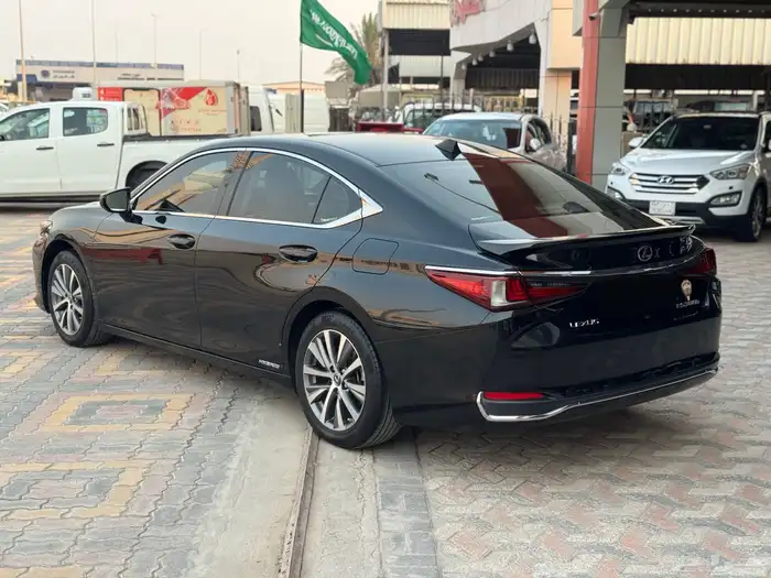 لكزس ES300 2019 نظيف 3