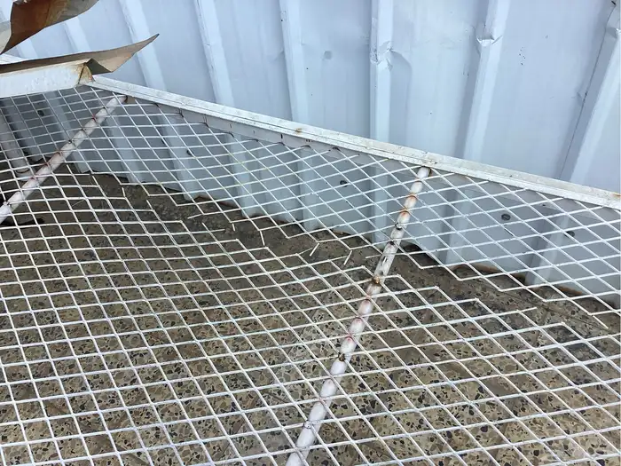 كرسي ابيض   فيه كسره واحده فقط من عند منطقة الجلوس. قوي جدا 1