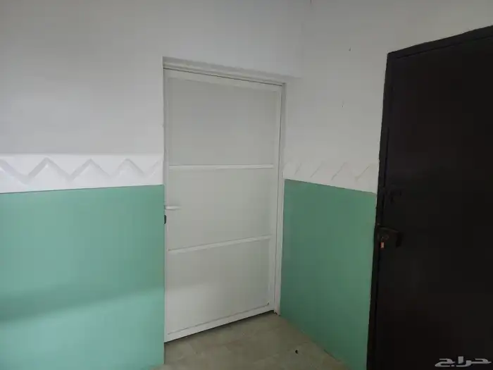 حوش كبير بداخله منزل مفروش ومنزل للعمال ومستودعات للايجار 24