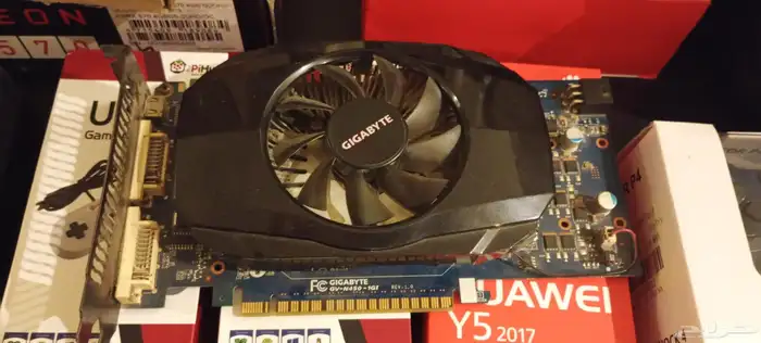 Broken devices spare parts screens and graphics cards some o 4