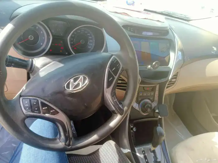 Hyundai ELANTRA 1