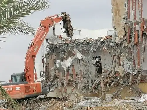 يوجد لدينا هدم عماير ومقاولات حفريه بالكامل مهما كان حجمها و 1