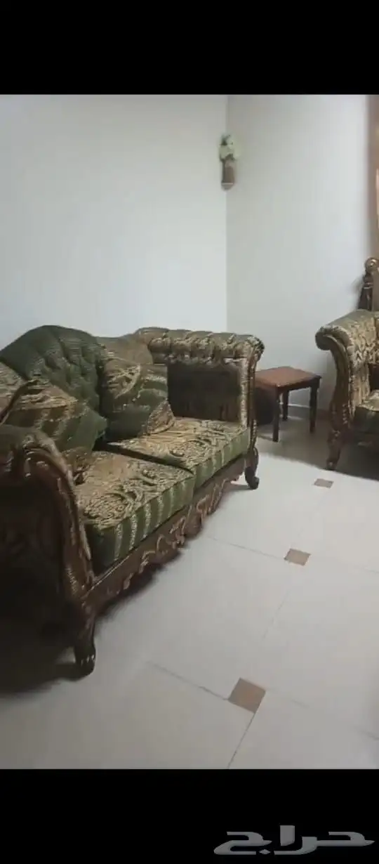 كنب فاخر وشبة جديد عدد 2 كنب 3انفار و4كنب 2نفر و2 كرسي 3