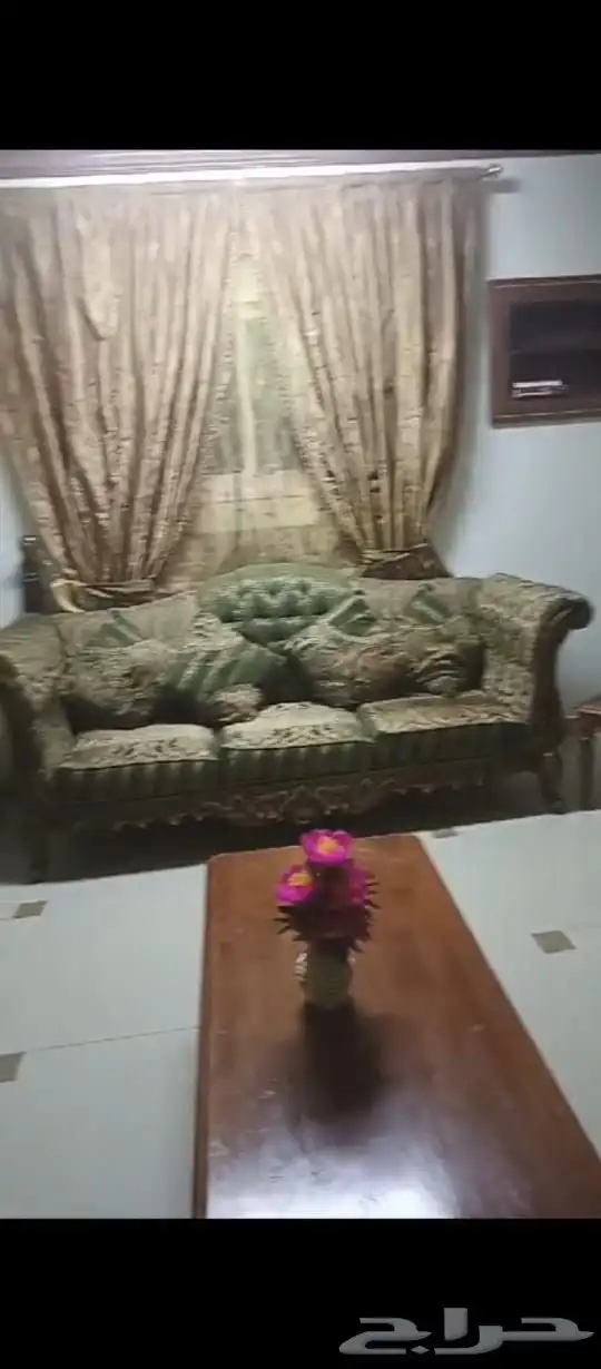 كنب فاخر وشبة جديد عدد 2 كنب 3انفار و4كنب 2نفر و2 كرسي 2