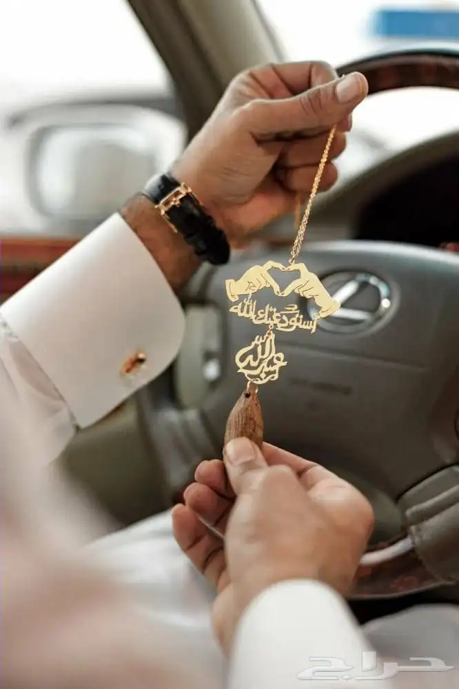 تعليقة كسرة العود بشكل قلب بيدين ترند 0