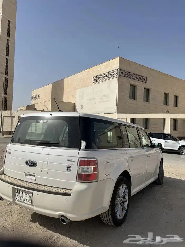 للبيع سياره عائليه فورد 3