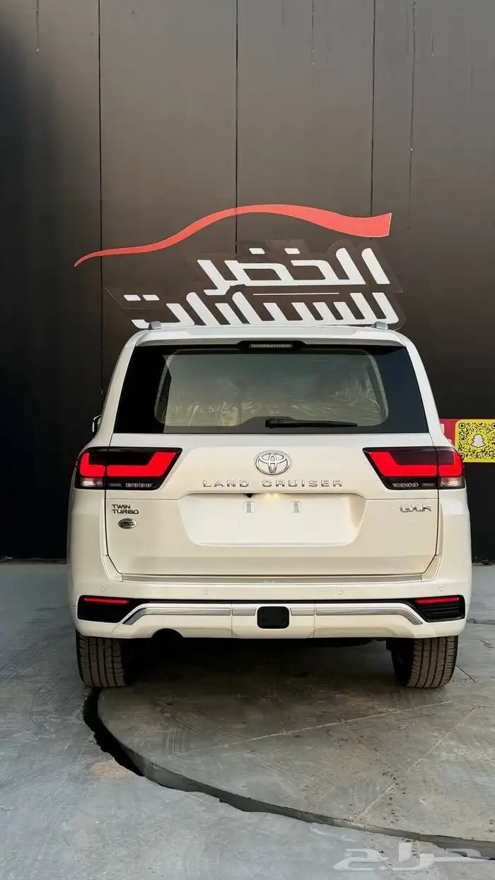 لاندكروزر رقم 4 بنزين 2025 3
