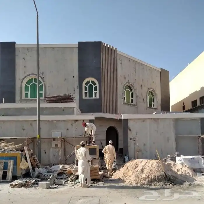 متخصصون في الدهانات والديكور وترميم المباني  نقدم حلولا  احت 0