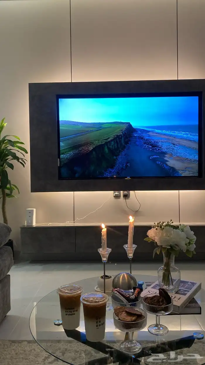 مصورة منتجات ومونتاج فيديوهات ومصممة جرافيك للتواصل خاص 1