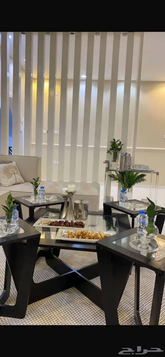 طاولة معها اربع طاولات خدمه 0