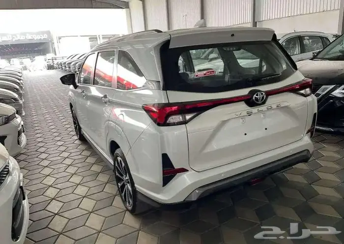 تويوتا فيلوز GLX بنزين 2025 9