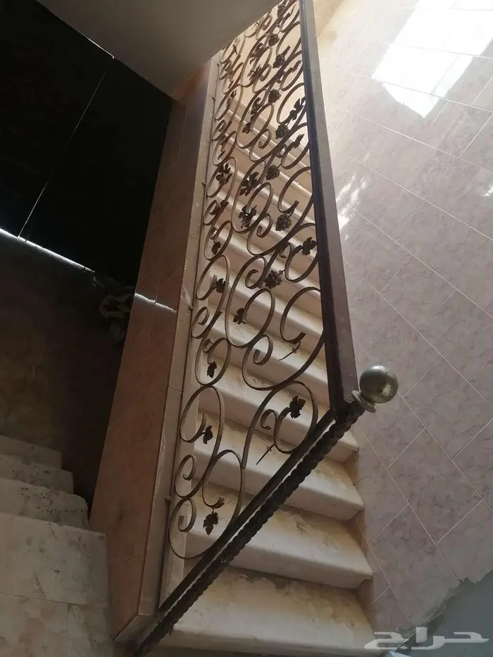 للبيع دربزون درج 25 متر تقريبا حديد المسكه خشب 0