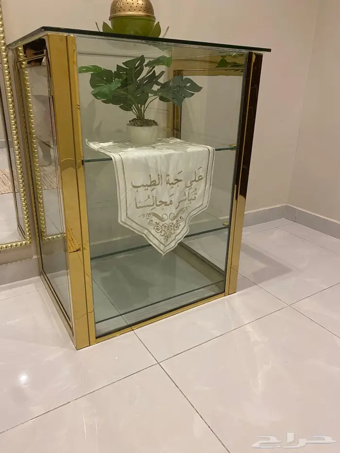بترينة زجاج وذهبي للبيع 0