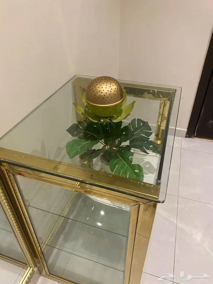 بترينة زجاج وذهبي للبيع 3