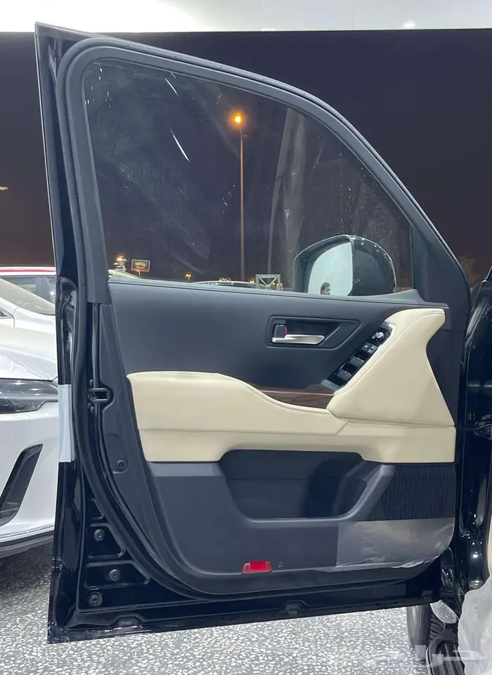 تويوتا لاندكروزر GXR - L4 بنزين 2025 7